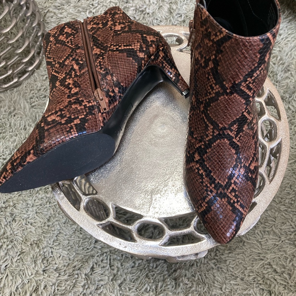 Never worn alfani faux skin boots 9-1/2 m